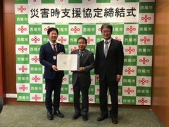 西尾市の中村市長（左）、カイノスの榊原社長（中央）、カイノスの辻村常務（右）